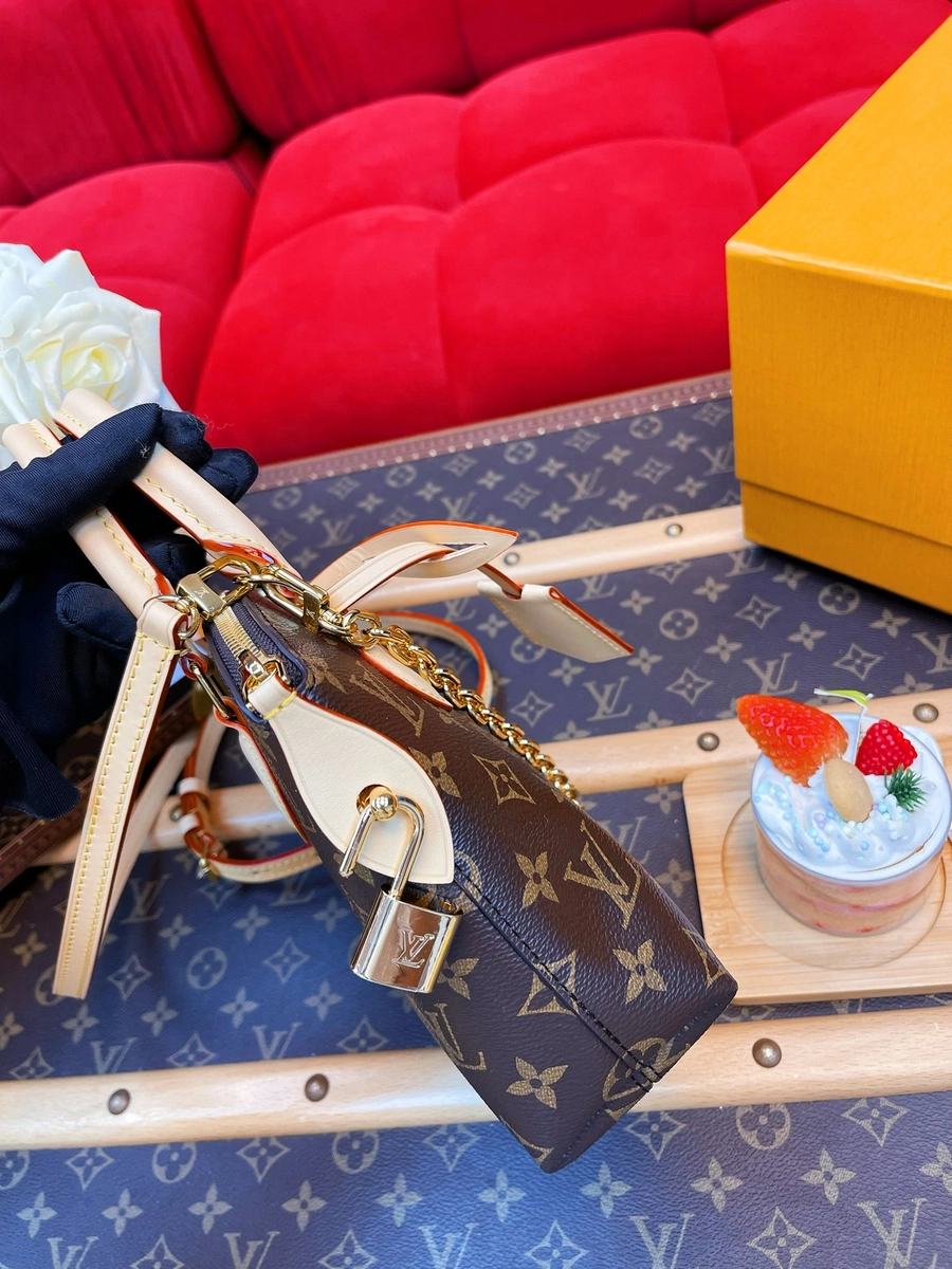 LV 2024 秋冬時裝秀系列Lockit BB Monogram 鏈條包手袋-M12019 14 LV M12019 12