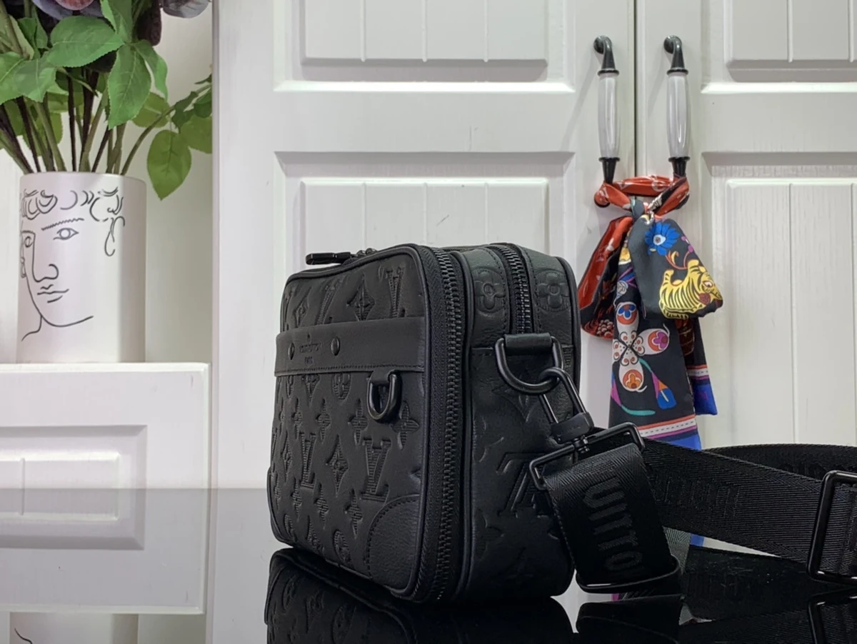 LV Alpha 黑色壓花男士郵差包 手袋-M46955 3 shopbag 261120241437311