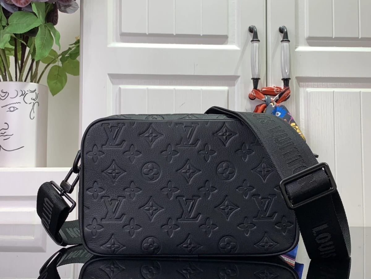 LV Alpha 黑色壓花男士郵差包 手袋-M46955 1 shopbag 261120241437312