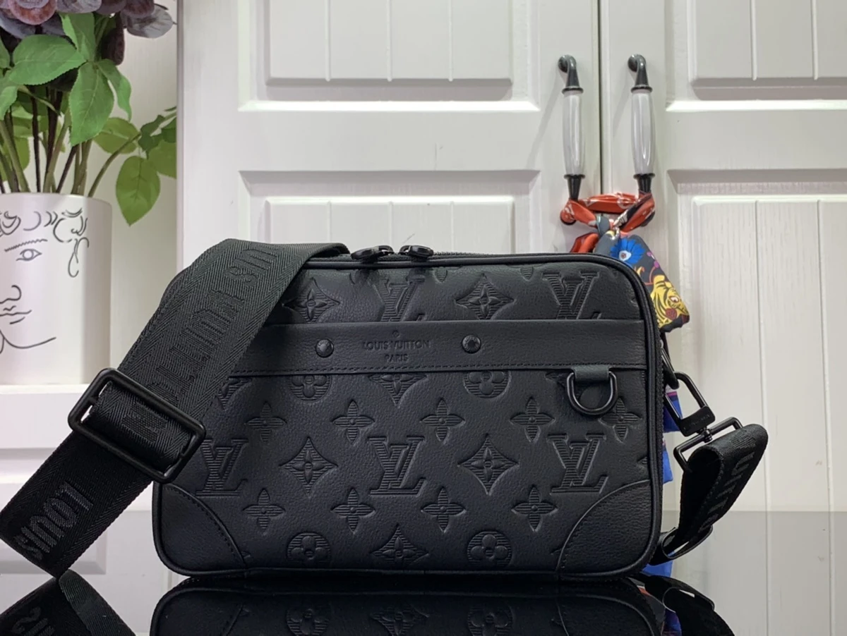 LV Alpha 黑色壓花男士郵差包 手袋-M46955 2 shopbag 261120241437349