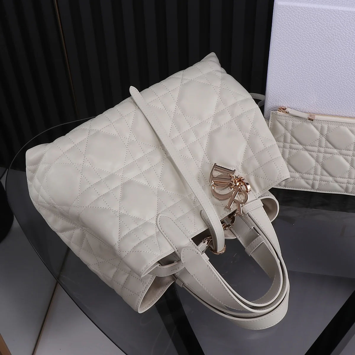Dior Toujours 奶白色 小牛皮肩背袋MM-M2821 10 2PBWF102wK1V8biEp5Yp