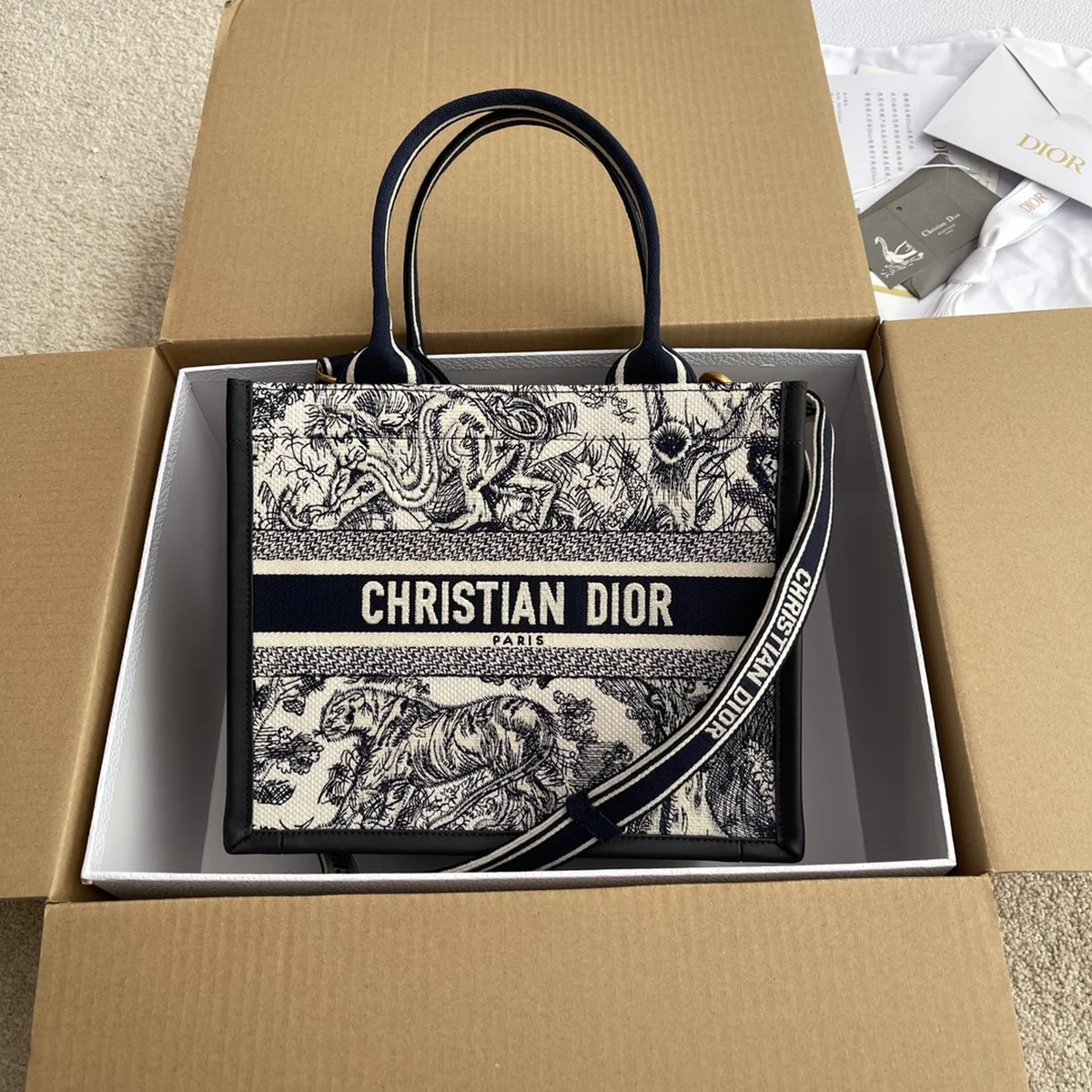 Dior Book 海軍藍托特手袋PM-M1325 10 2eH24isHdPuFMyrZt4eN