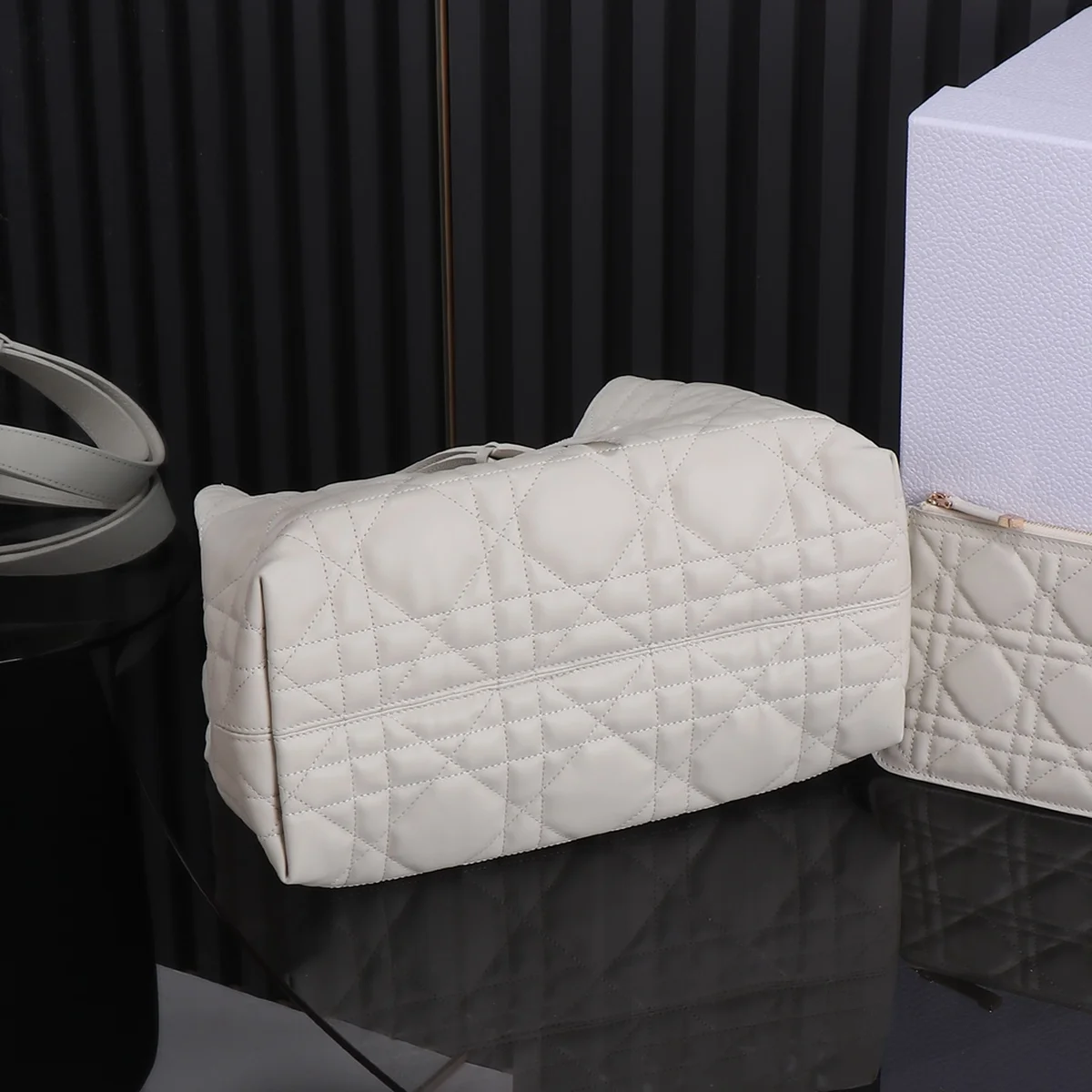 Dior Toujours 奶白色 小牛皮肩背袋MM-M2821 9 Vbq7o7OsyYZSAjsgBEyC