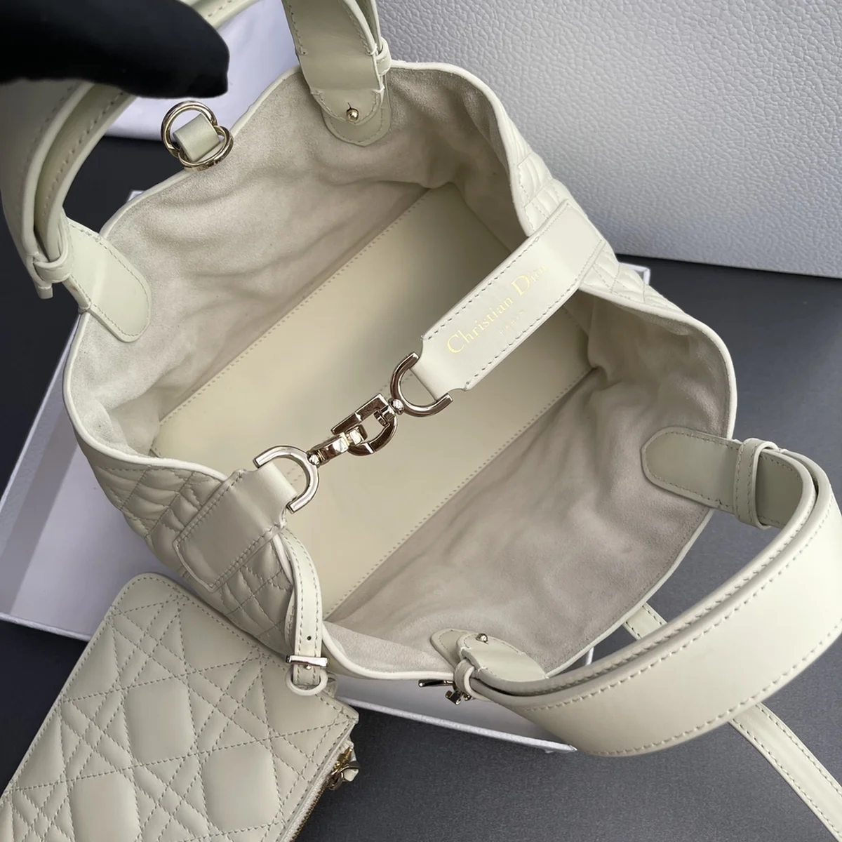 Dior Toujours 白色托特手袋PM-M2822 10 arcPbB3Mekc4 QtvBhKc