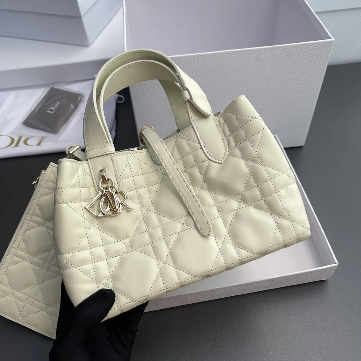 Dior Toujours 白色托特手袋PM-M2822 7 u4dpbEZlvEOXH2LYTG16